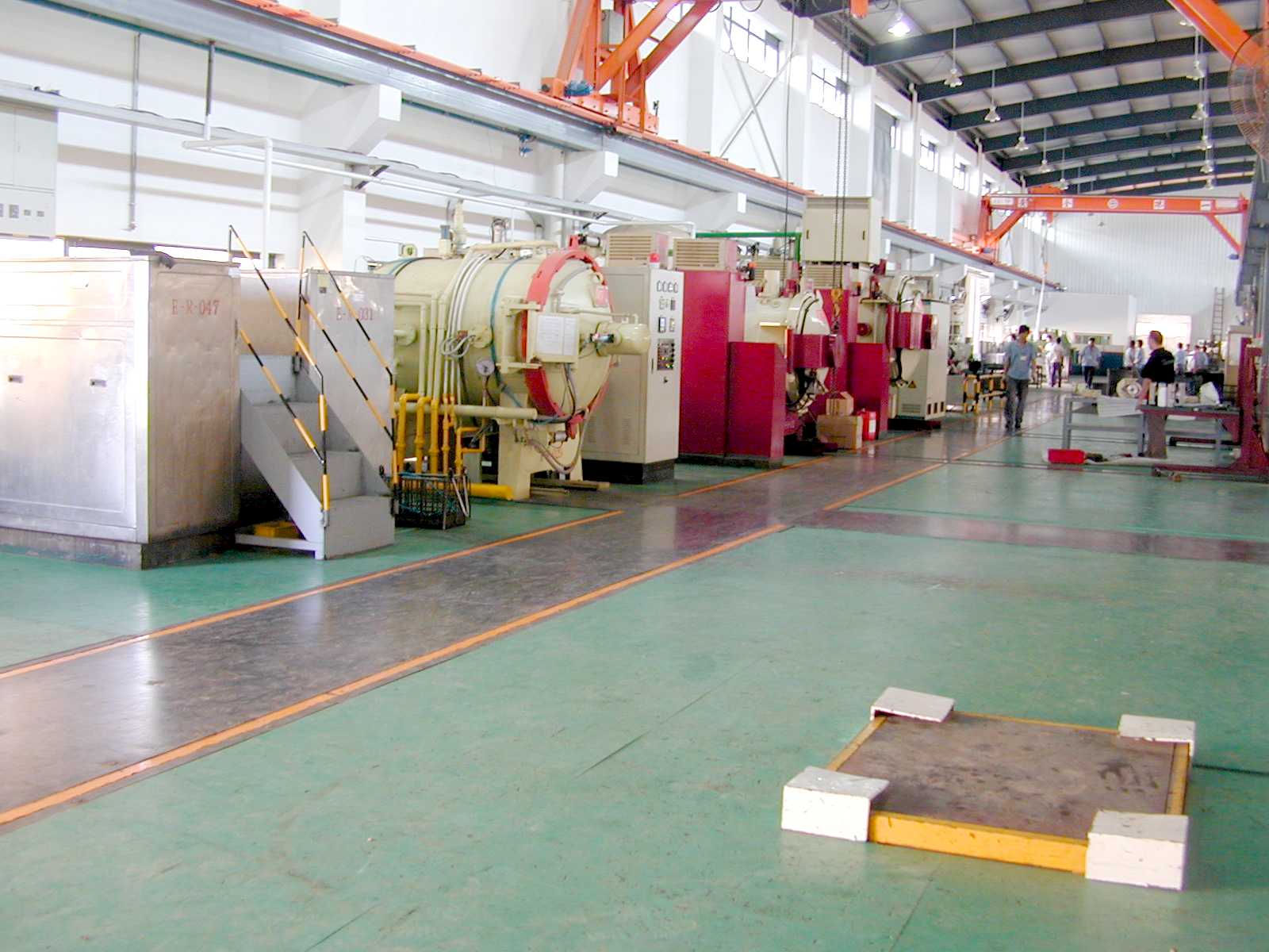 大型真空热处理生产车间